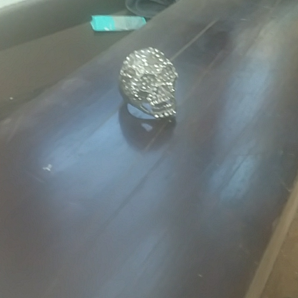 A hot topic silver diamond skull ring